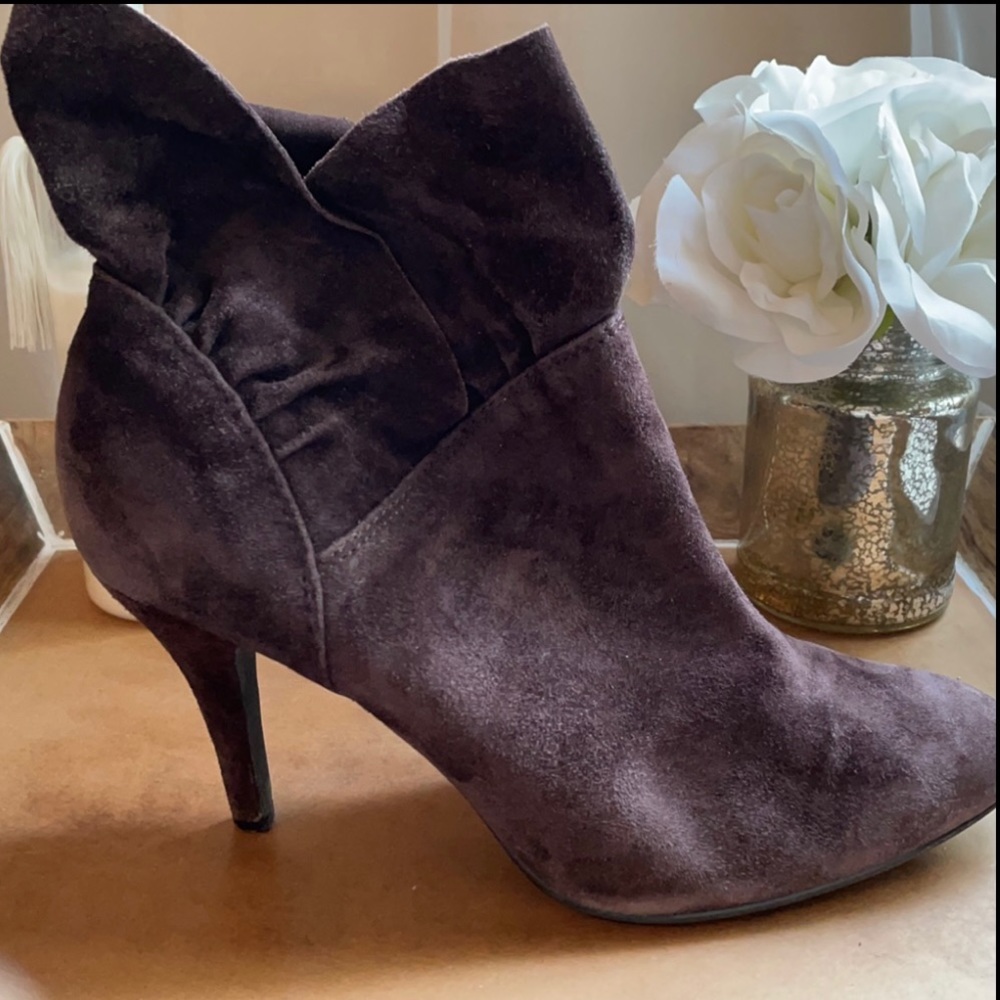 Size 9 Nine West Dark Brown Suede Booties